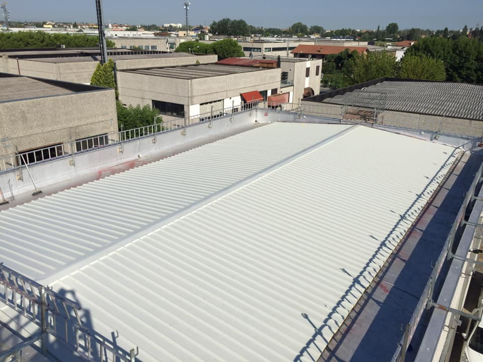 Bonifica e ricopertura di capannone industriale con nuove lamiere bianche