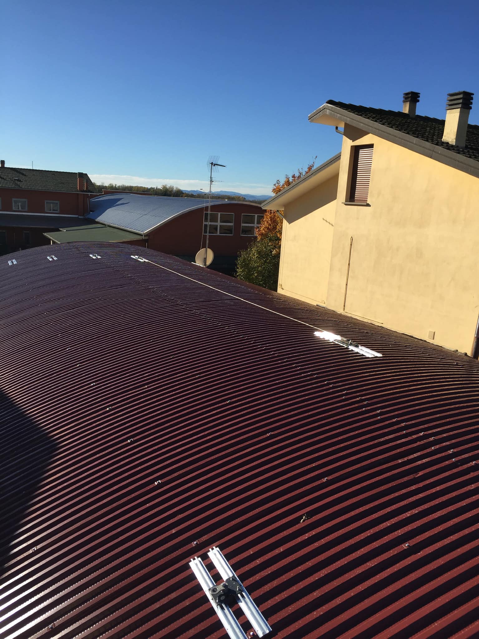 Copertura voltata in lamiera rossa preverniciata realizzata da MDM